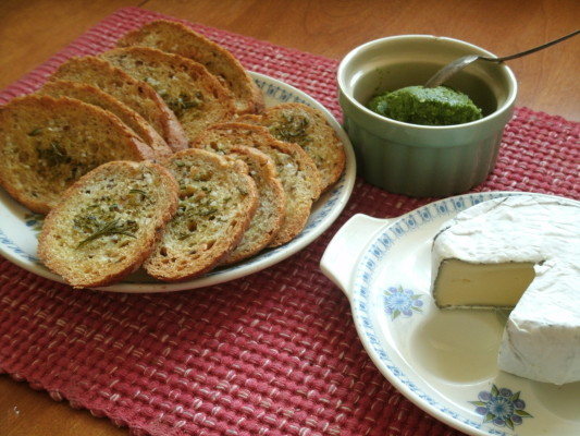 pesto and crostinis